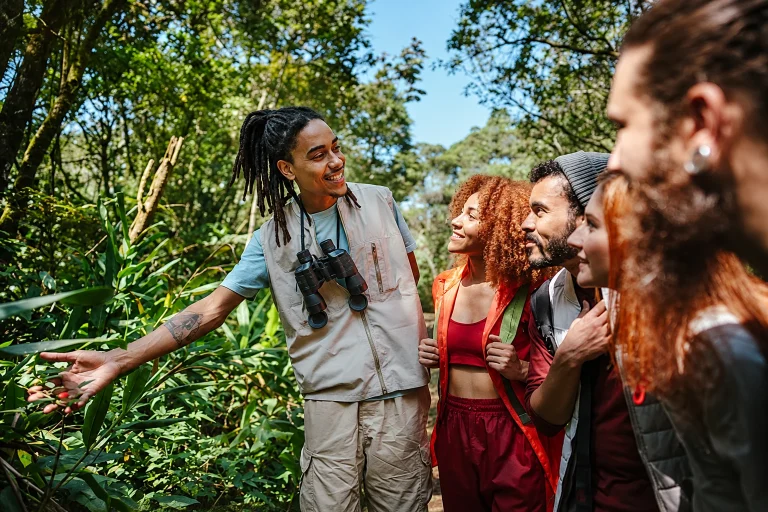 Un guía muestra la vegetación a un pequeño grupo de excursionistas
